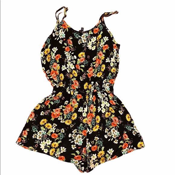 Cute Short romper with pockets. Black/floral 🌺🌼 - Picture 2 of 3